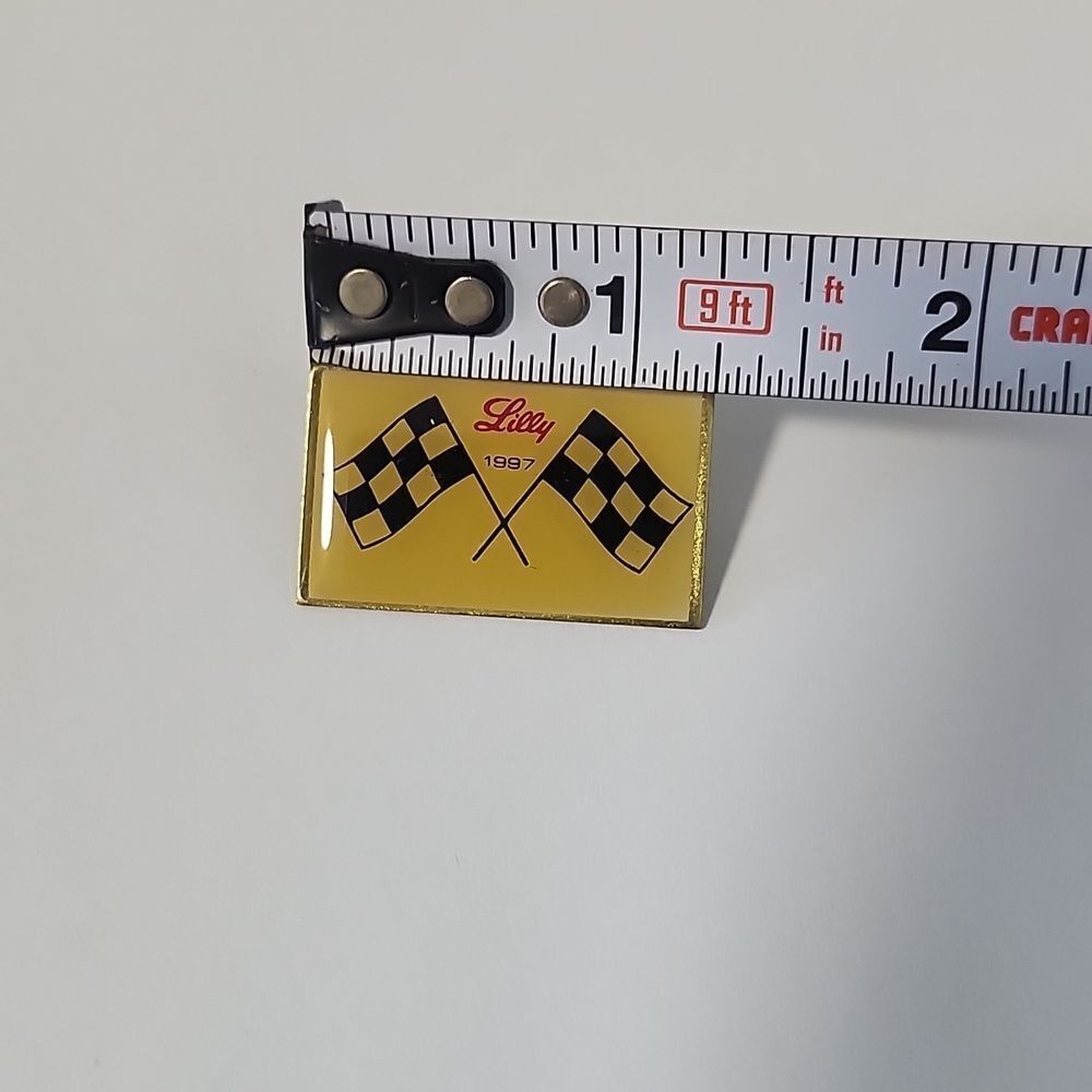 Lilly Racing Pin with Checkered Flags - Picture 4 of 4